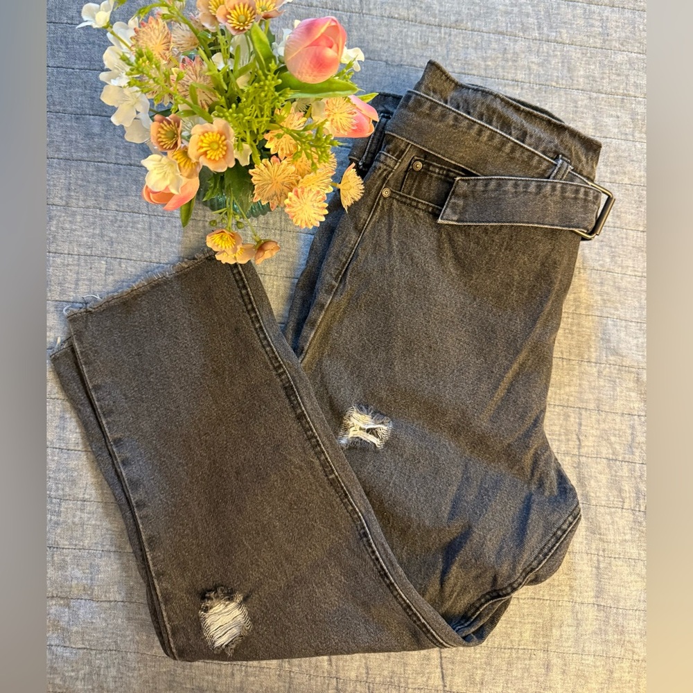 ♥️Final Price. Forever21 Stylish Black Washed Distressed Jeans